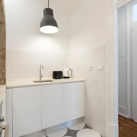 Sunlit Two-bedroom Retreat In * Lisboa