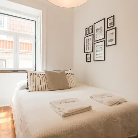 Sunlit Two-bedroom Retreat In Appartement