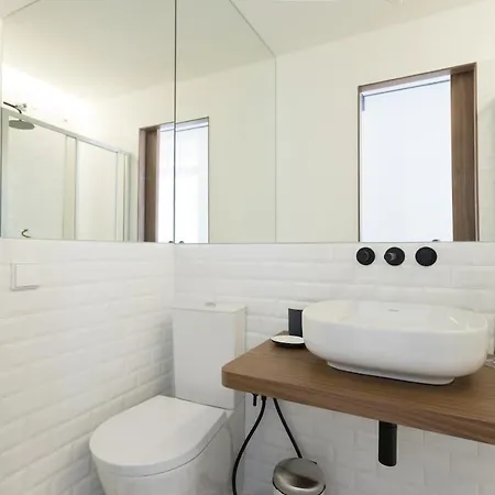 Sunlit Two-bedroom Retreat In * Lisboa