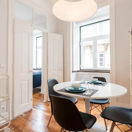 Sunlit Two-bedroom Retreat In Apartman